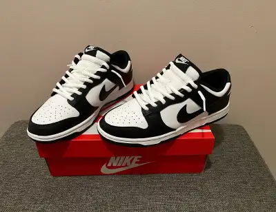 Comes with two sets of shoelaces. The size is Men 8 / Women 9.5. These are brand new and 100% authen...