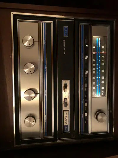 Vintage wood stereo console with turntable and radio. The radio works well, but the turntable is not...