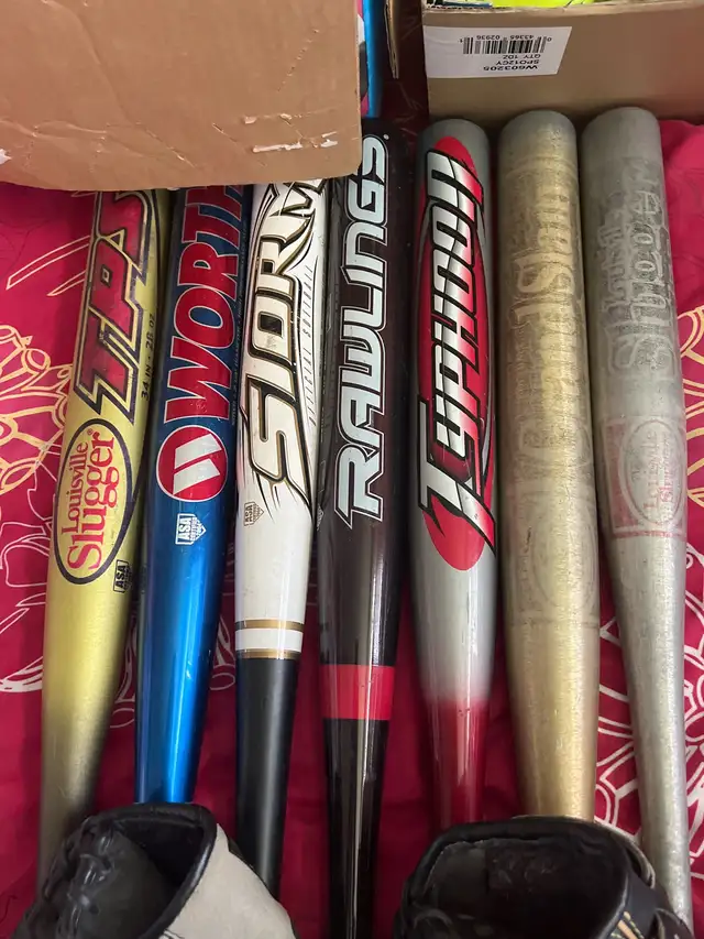 Softballs, bats and gloves in Baseball & Softball in Kingston - Image 4