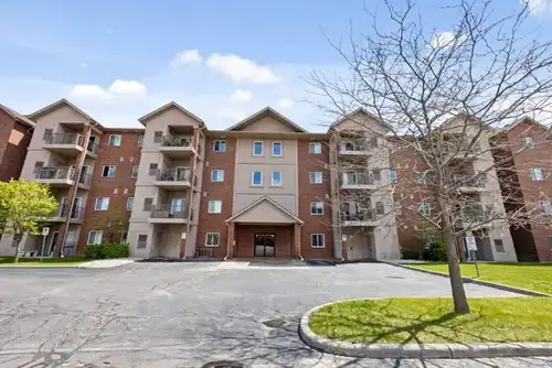 Spacious open concept corner unit condo for rent close to St Clair College, University of Windsor an...