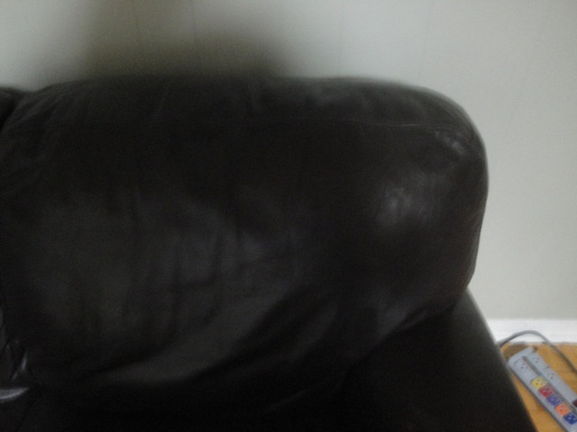 BROWN LEATHER LOVESEAT IN EXCELLENT CONDITION in Couches & Futons in City of Toronto - Image 4