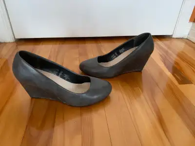 Souliers gris à talons compensés taille 7 COMME NEUFS – DISPO À, View more