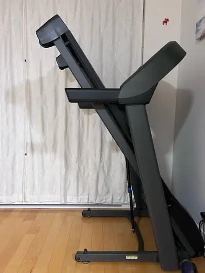 Horizon Fitness T101 treadmill, excellent condition like new. 2.5HP motor, very quiet. Foldable, fit...