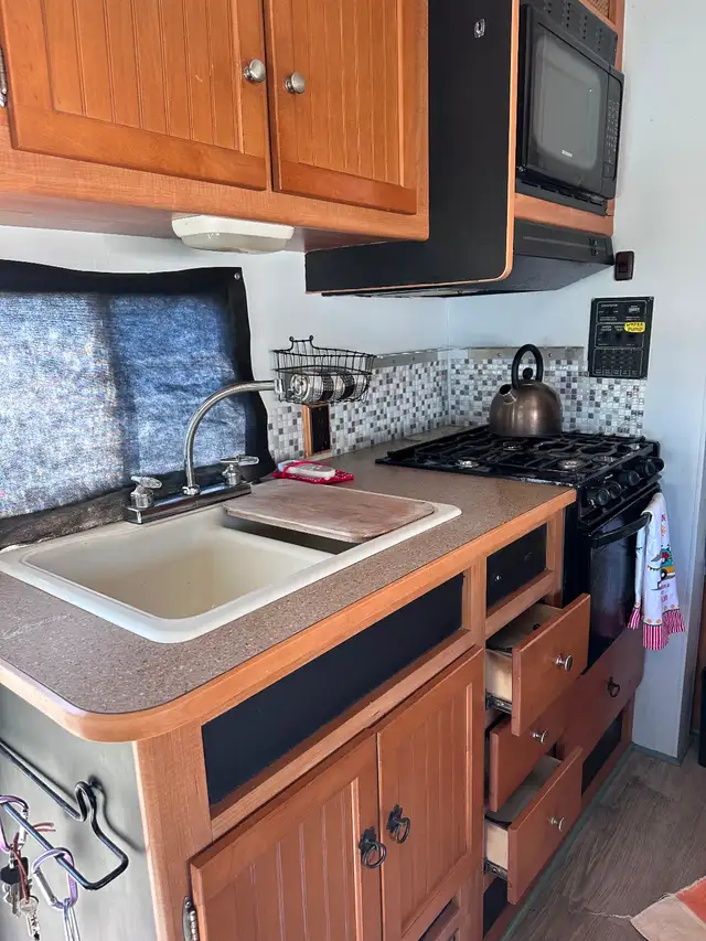 2007 Winnebago Itasca in RVs & Motorhomes in Victoria - Image 3