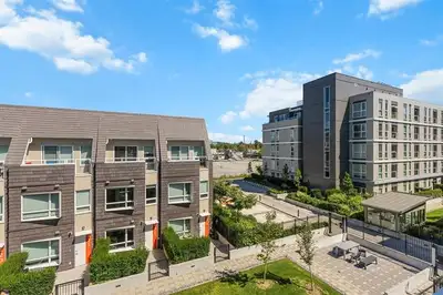 3 yr old 1423 sqr ft 3 lvl twnhm w/ room for rent in Maple Ridge