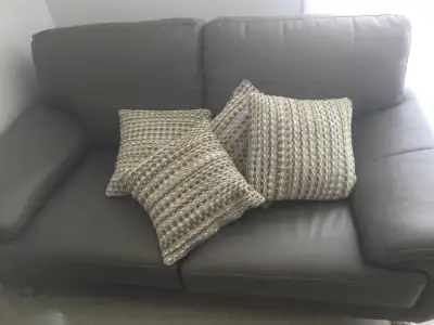 Ce divan et cette causeuse offrent un confort exceptionnel et un style élégant pour tout salon. Ils...