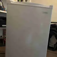 Visaani 4.4cu ft Mini Refrigerator in White