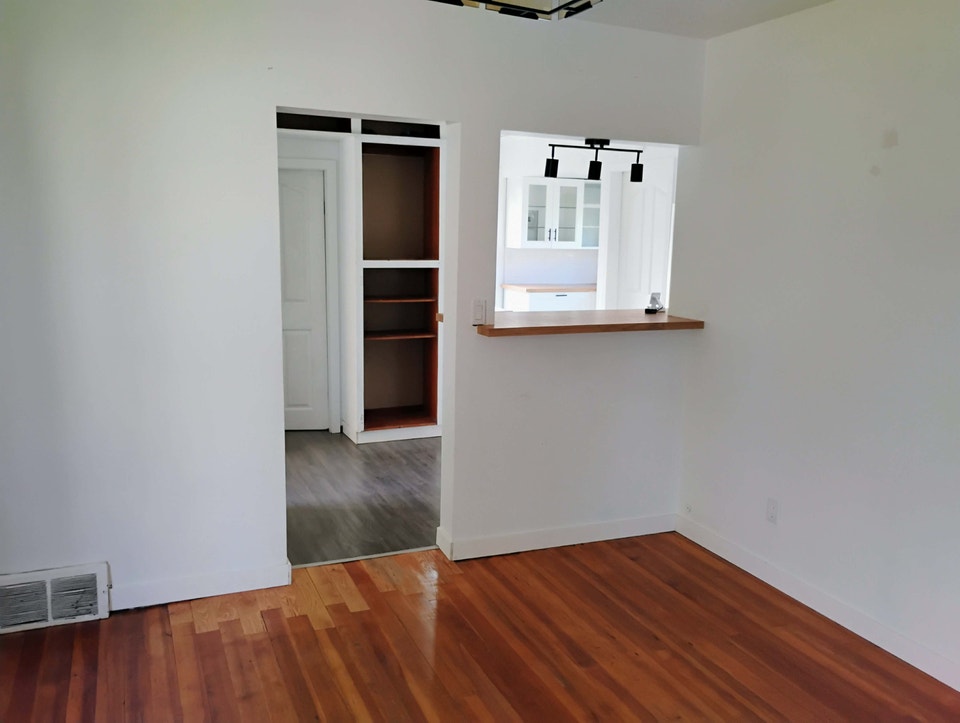 Peaceful Village Life, Renovated Home, 25 min Drive to Camrose 2