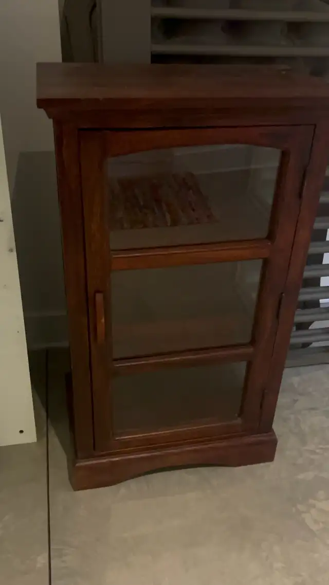  Petit meuble vitré en bois – style vintage / rustique in Dressers & Wardrobes in City of Montréal - Image 3