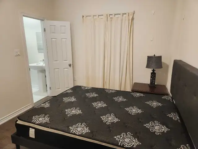 Ensuite bedroom for rent in Bowmanville $1,100 in Room Rentals & Roommates in Oshawa / Durham Region - Image 4
