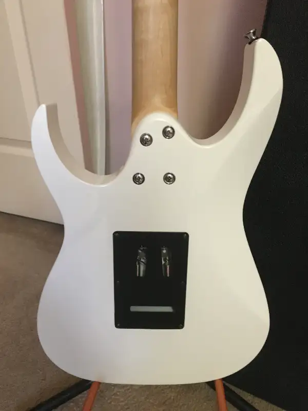 Ibanez Gio Metallic White w/ Tremolo Bridge & Hard case in Guitars in Mississauga / Peel Region - Image 7