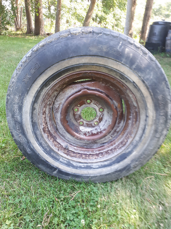 225/75r15 Michelin Radial XH Tire on 6 Bolt Rim in Tires & Rims in Chatham-Kent