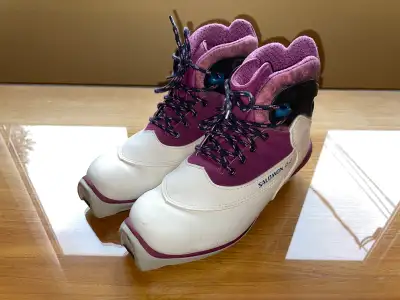 cross-country ski boots (women's size 7), View more