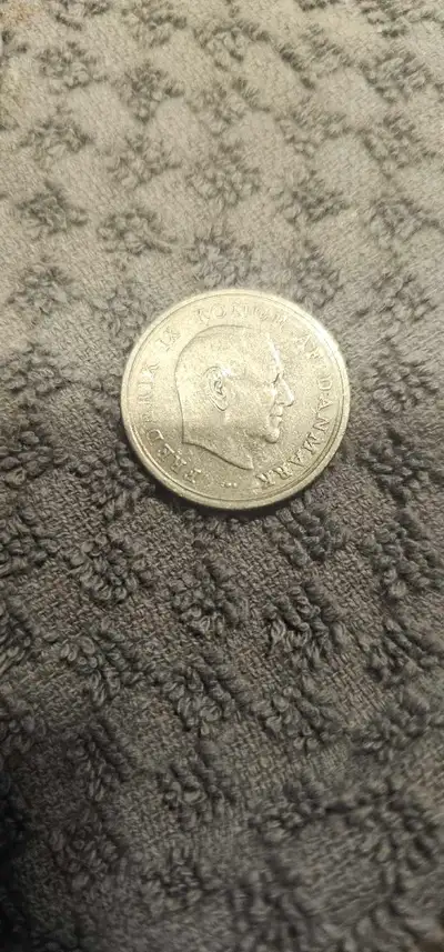 I am offering a 1964 Denmark 1 Krone coin, which is a pre-owned vintage piece of currency. This coin...