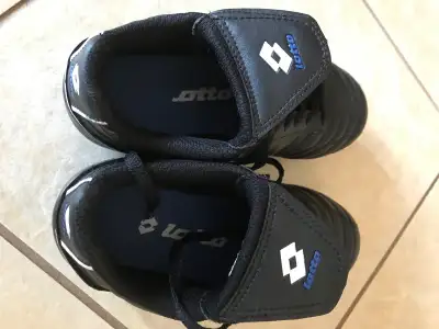 Soccer shoes, youth 12T, View more