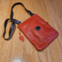 ROOTS leather crossbody purse/bag