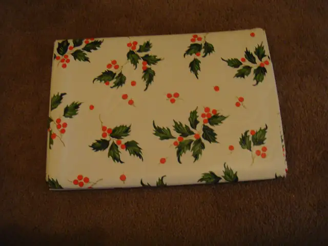 Christmas Vinyl Flannel Back Tablecloth in Home Décor & Accents in Edmonton - Image 2