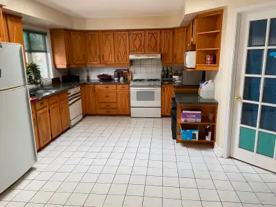 Master Bedroom, Near CU, 7 mins walk to Greenboro Station
