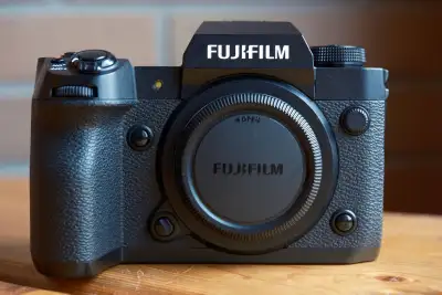 Fujifilm's flagship model 40MP, 8K video Great camera for both still and filming Mechanical shutter...