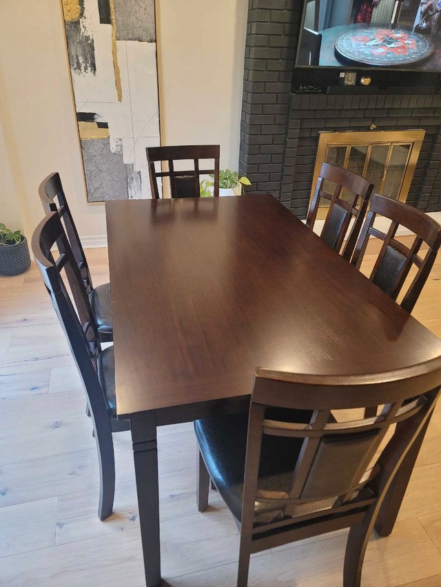 Dining table and 6 chairs in Dining Tables & Sets in Mississauga / Peel Region - Image 2