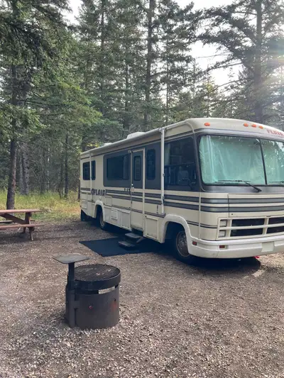 Rare 26’ Fleetwood Flair Class A | Fully Renovated | Sleeps 7 | New Tires + More! Located in Calgary...