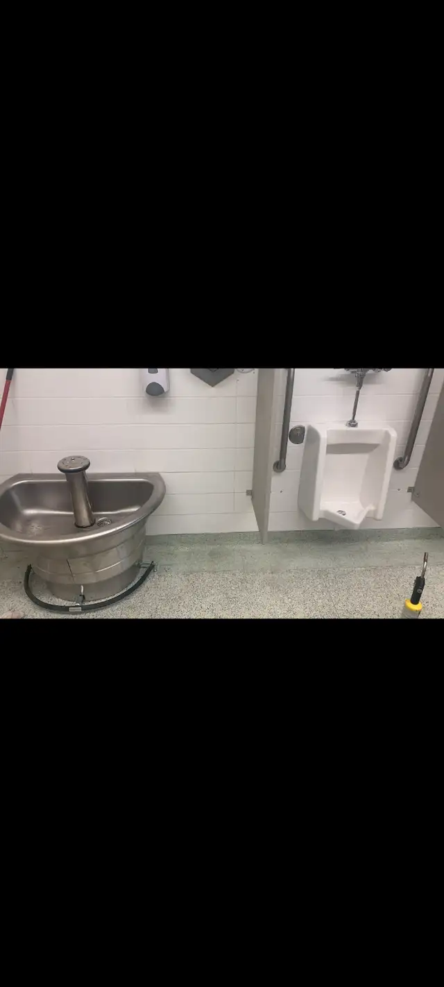 plumber looking for work (4168901993)62863714837507121