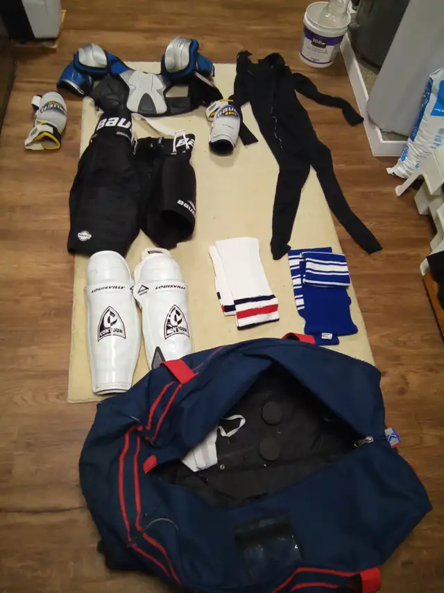 Senior Mens Hockey Equipment - 2 sets in Hockey in Kawartha Lakes - Image 3