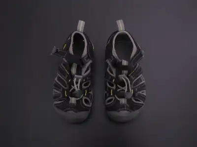 Souliers, marque Keen. Presque neufs. Pas eu le temps de les porter. Taille 11 US (18 cm).