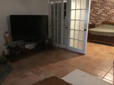 J offre mon sous sol meublé complet tv,wifi réfrigérateur, micro onde ( pas de salle de bain au sous...
