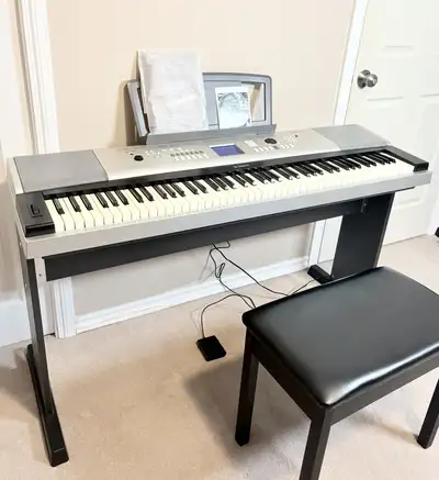 YAMAHA FULL SIZE 88 KEYS PIANO IN GREAT CONDITION & ACCESSORIES , View more