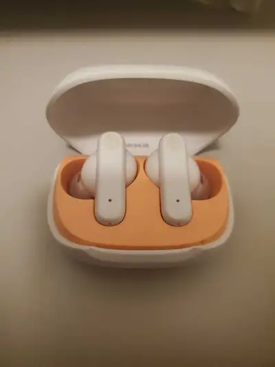 Good condition, scarcely used. Earbuds only change with type C cable