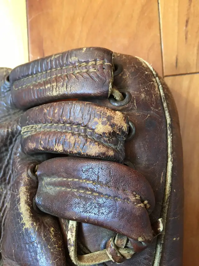 Baseball glove (vintage) in Baseball & Softball in Ottawa - Image 5