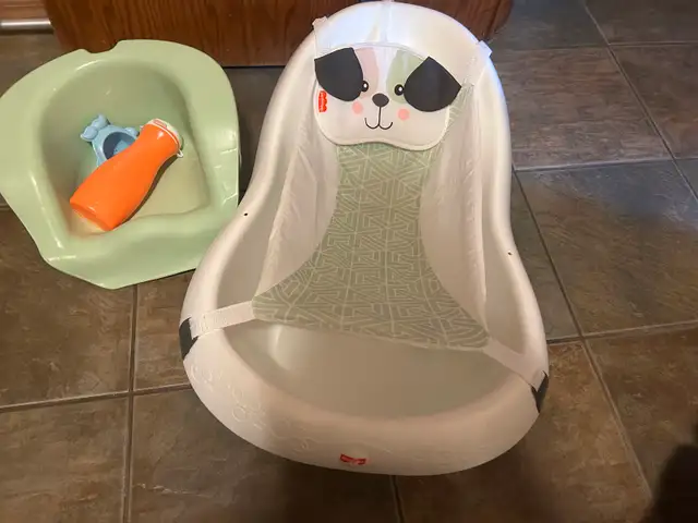 Fisher-Price Baby Bath Tub in Bathing & Changing in Edmonton - Image 2