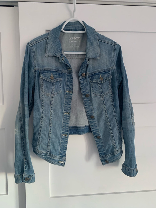 Vintage Zara women's jean jacket size small, dans Femmes - Hauts et vêtements d'extérieur  à Laval/Rive Nord