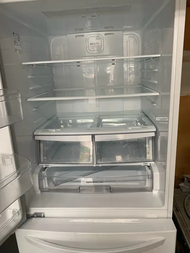 Classic White Fridge, bottom Freezer in Refrigerators in Oakville / Halton Region - Image 4