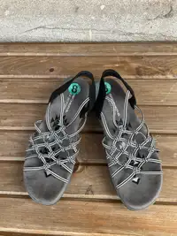 Sandales de femmes SKECHERS grises /  dessus élastique / 8