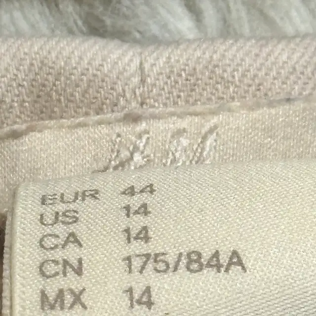 Pink jeans size 14  Denim mid rise skinny  elastic waist in Women's - Bottoms in Oshawa / Durham Region - Image 8