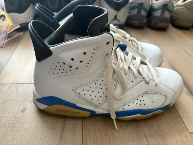 Size 8 - Jordans & Nike Sneakers in Men's Shoes in Mississauga / Peel Region - Image 6