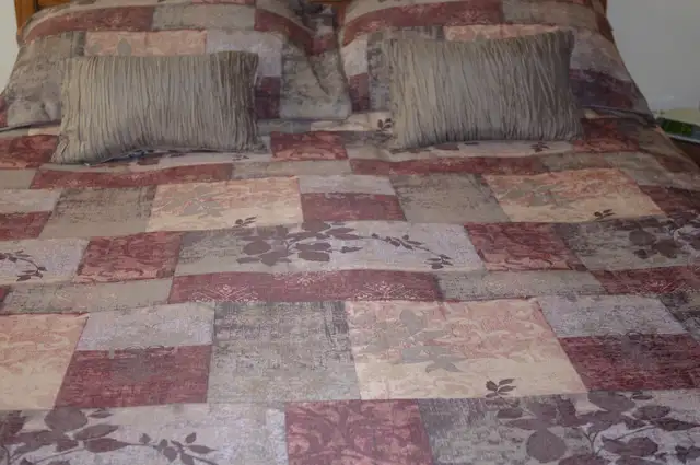 Queen Size Duvet Cover with Shams in Bedding in Oshawa / Durham Region - Image 4