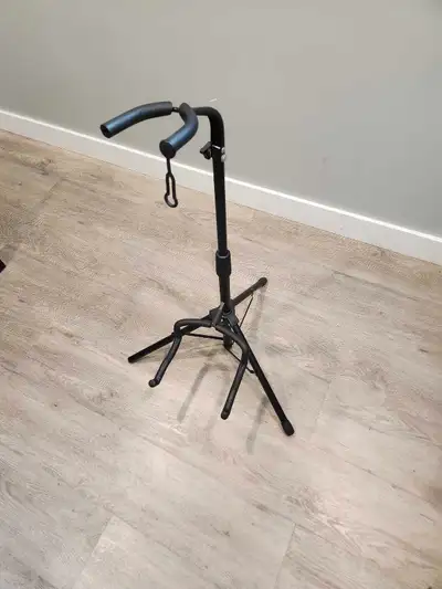 Sturdy, adjustable Guitar stand