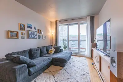 Condo très propre et bien entretenu à louer. Inclus: frigo, pôele, lave-vaisselle, laveuse et sécheu...