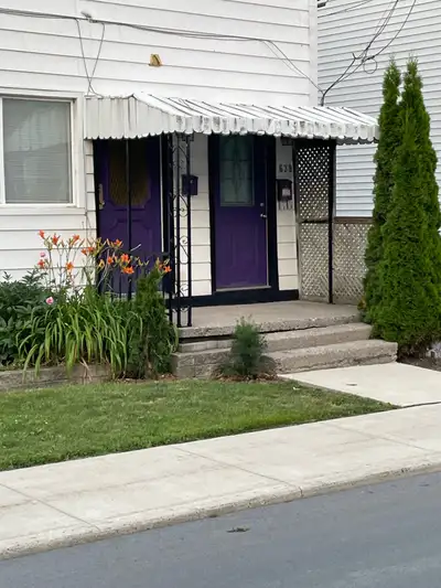 This central downtown two bedroom has been freshly painted through out. The unit is bright, airy; in...