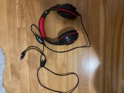 Écouteur gaming BEEXCELLENT marche à merveille & fonctionne bien. Pick up seulement ou rencontre mét...