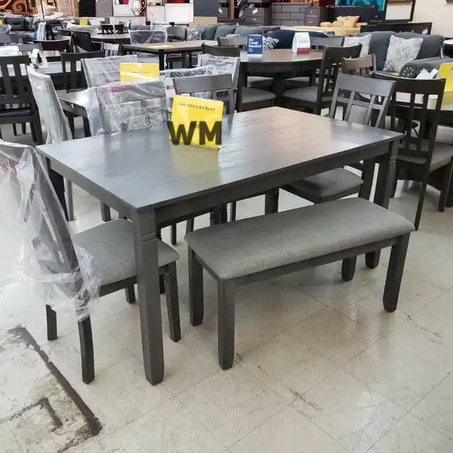Dining table with 4 chairs and bench in Dining Tables & Sets in Longueuil / South Shore - Image 4