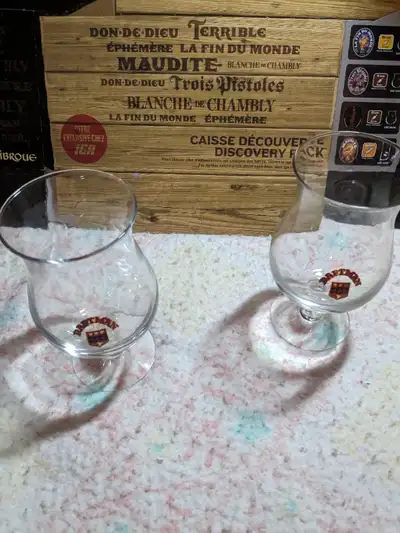 Deux verre de la bière - raftman Logo impeccable- 15 $chaque Texte or call (450-369-0238