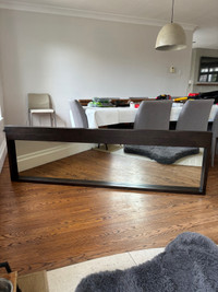 Grand miroir en bois brun foncé 