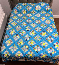 VINTAGE YO-YO QUILT, BEDSPREAD AND RUNNERS