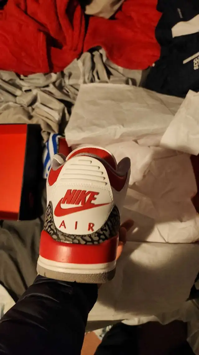 jordan 3 fire red size 9 in Men's Shoes in City of Toronto - Image 2