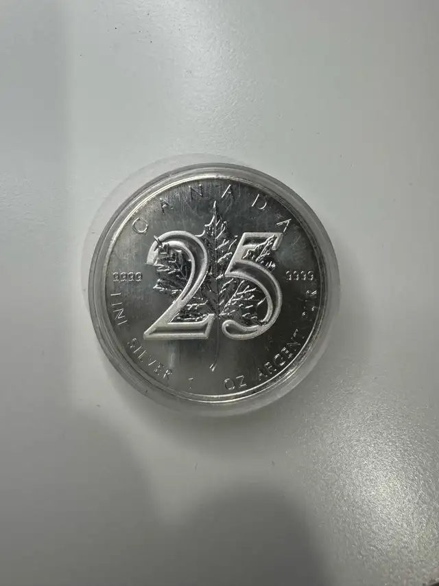 Canada 2013 $5 1 oz. .9999 Silver Maple Leaf Coin in Arts & Collectibles in City of Montréal - Image 2