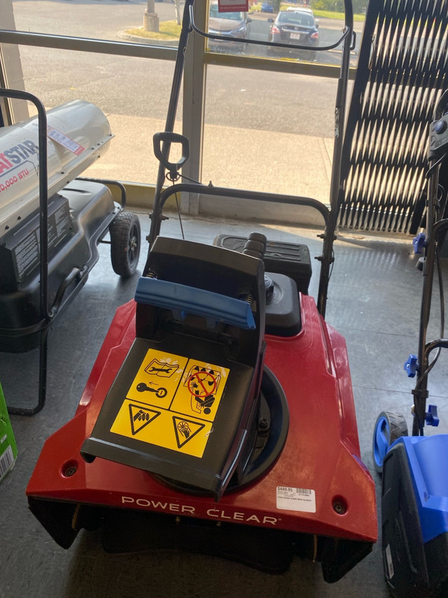 Toro Power Clear Snow Blower in Snowblowers in Calgary